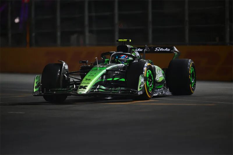 雷诺车队完胜索伯车队，周冠宇点燃赛场