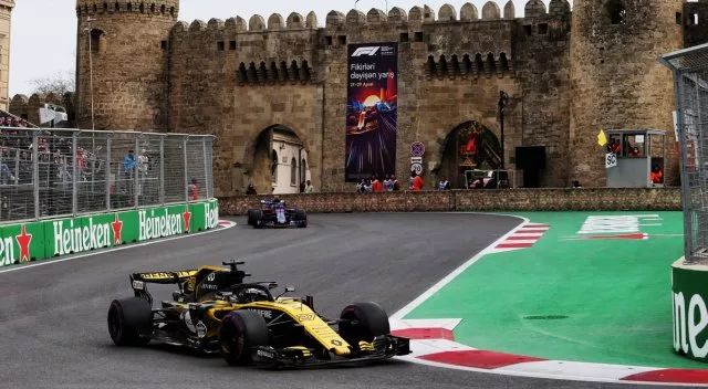 雷诺车队轻取阿斯顿马丁，塞恩斯刷新纪录